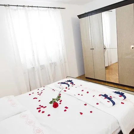 Apartment Pcelica Maja